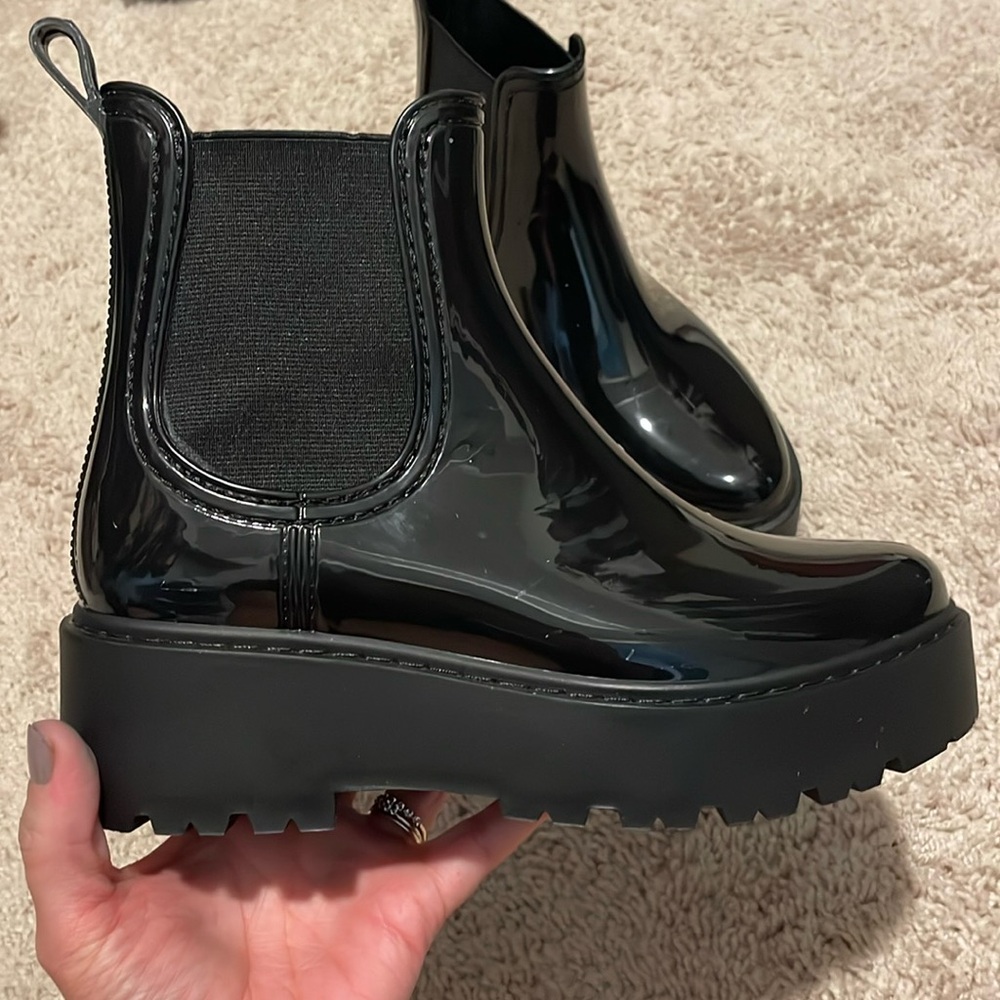 LIKE NEW* WATERPROOF STEVE MADDEN BOOTIES